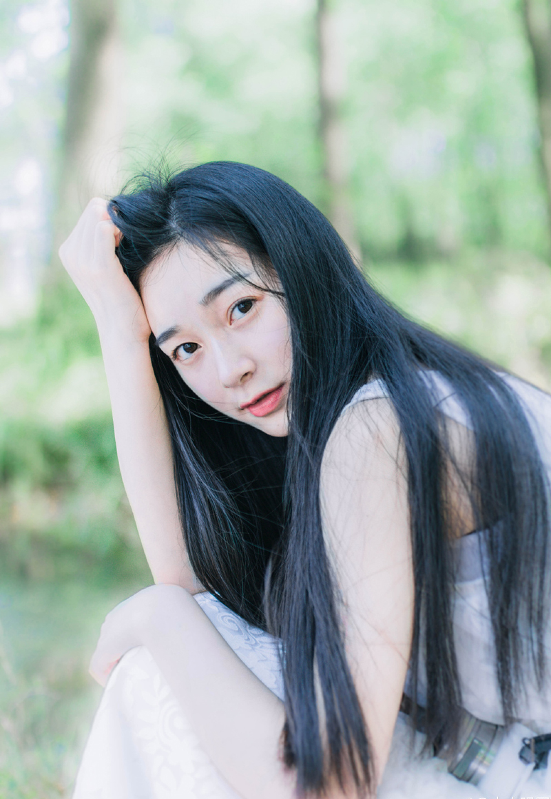 如果知道这些人的想法，估计庞统等人会直翻白眼，江湖上号称三绝的邓展就是被这么个孩子给弄死的，年纪虽然不大，但眼界可不低，吕布对吕征的培养可不仅仅是死读书那么简单，长安城到洛阳，大小衙门这小子都窜遍了，而且每年吕布都会带着吕征去趟塞外，见识一番真正的厮杀，无论是治理地方的实践能力，还是对部队的统帅指挥，扔给他一个县城，未必就比庞统这些牛人做的差，而且是军政皆通的那种。